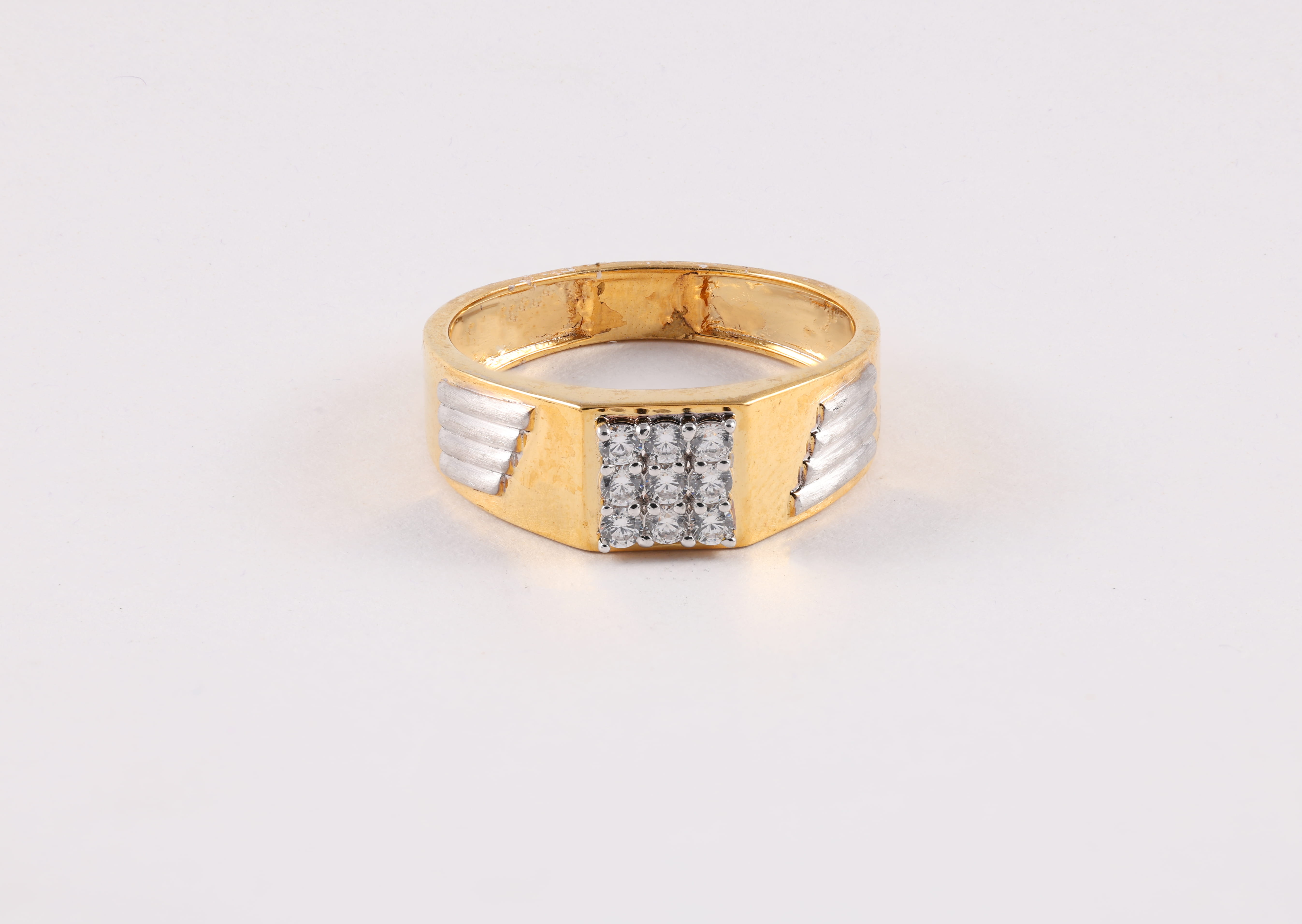 Two-Tone Diamond Ring with Fluted Shoulder Detailing