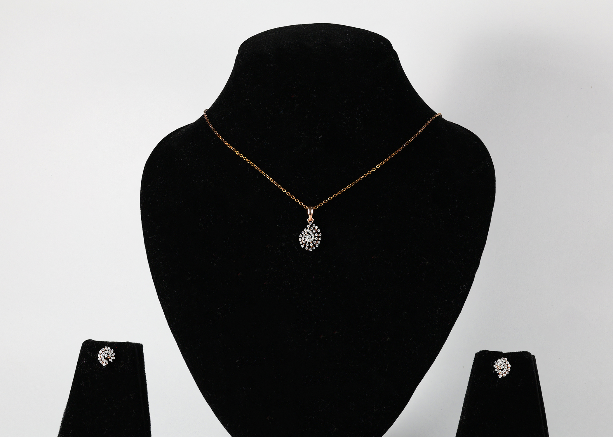 Royal Aura Diamond Pendant Set