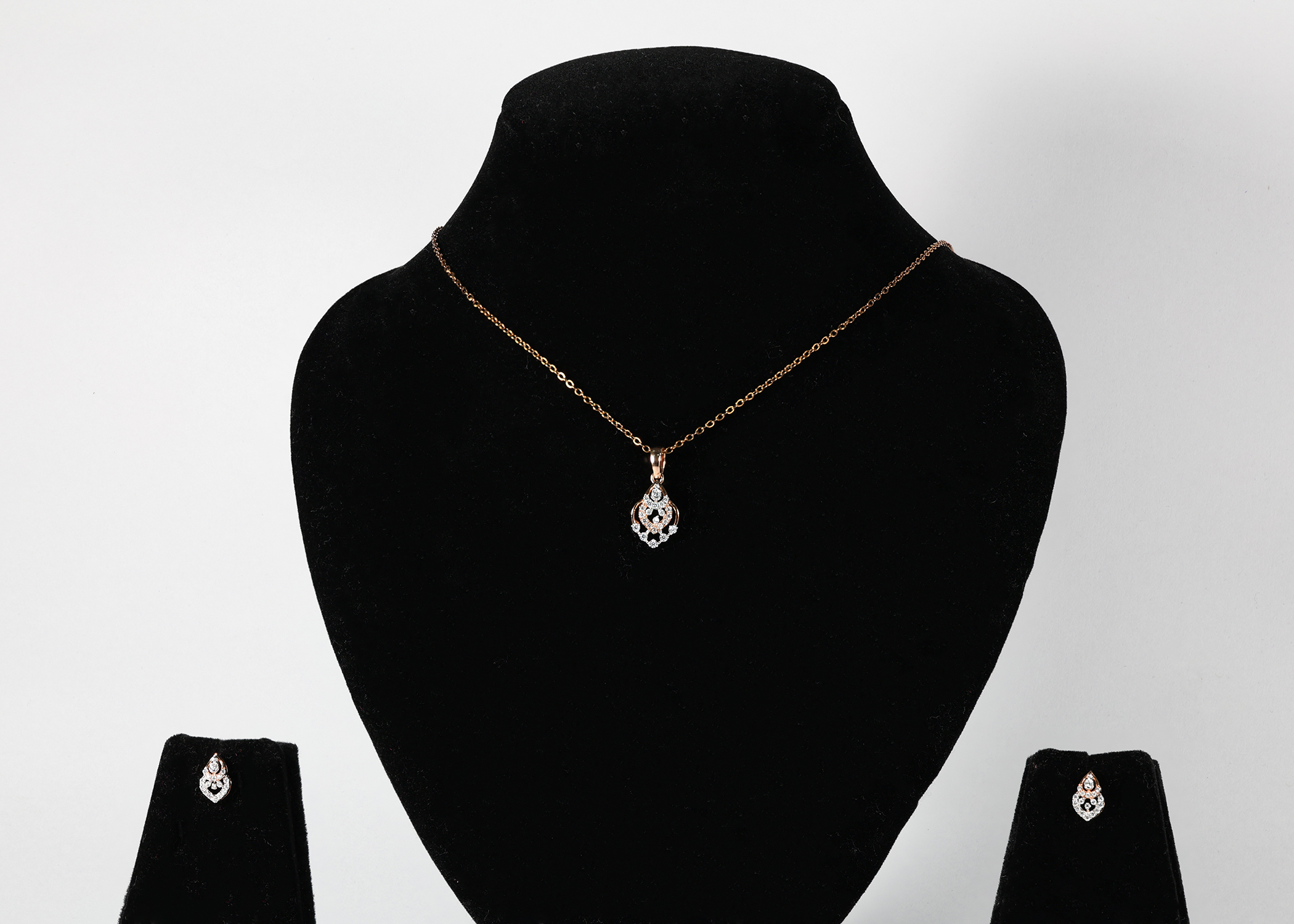 Royal Aura Diamond Pendant Set