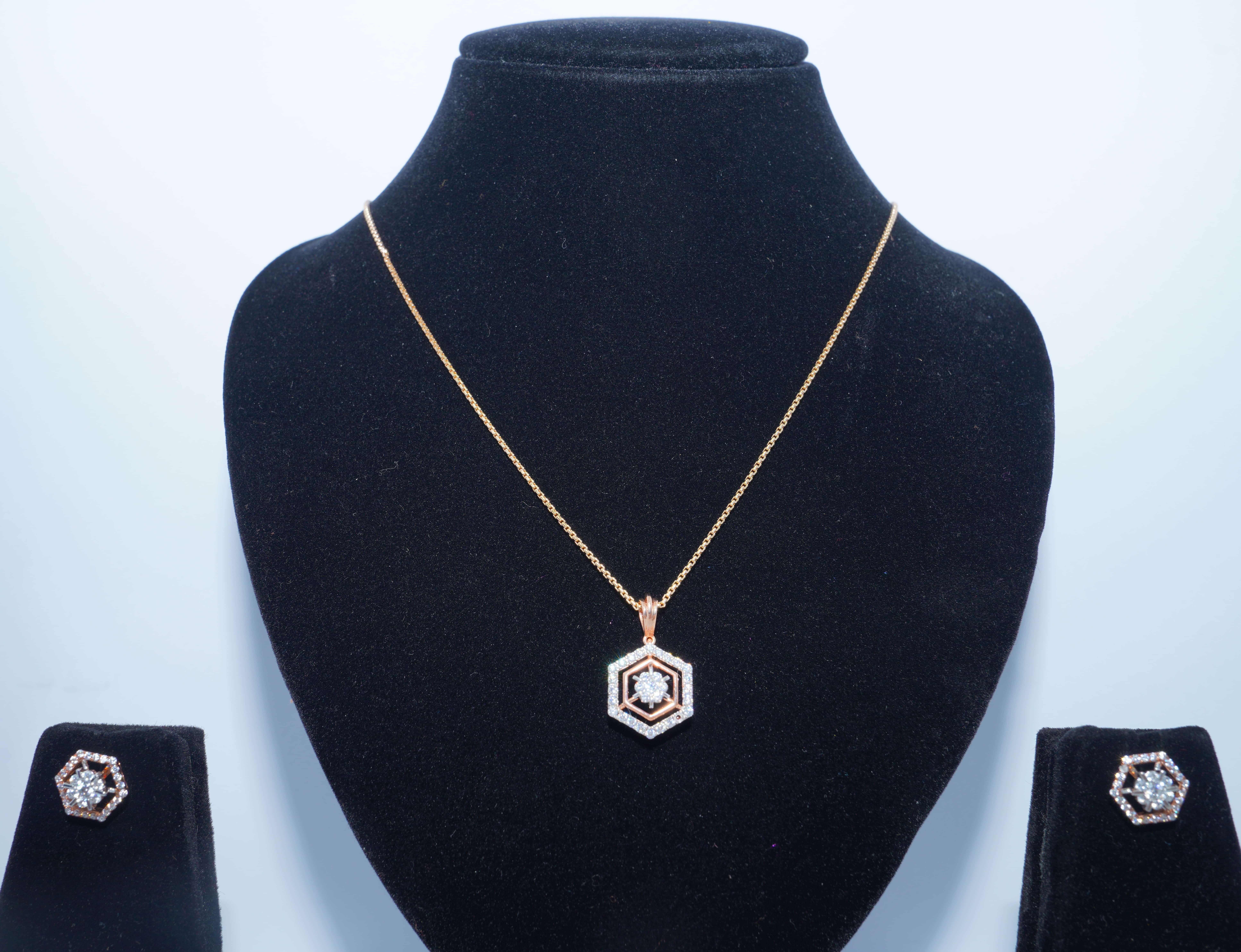 Hexa Bloom Diamond Pendant Set